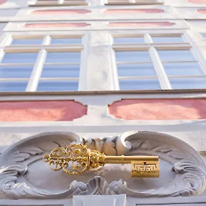 Отель Golden Key Castle